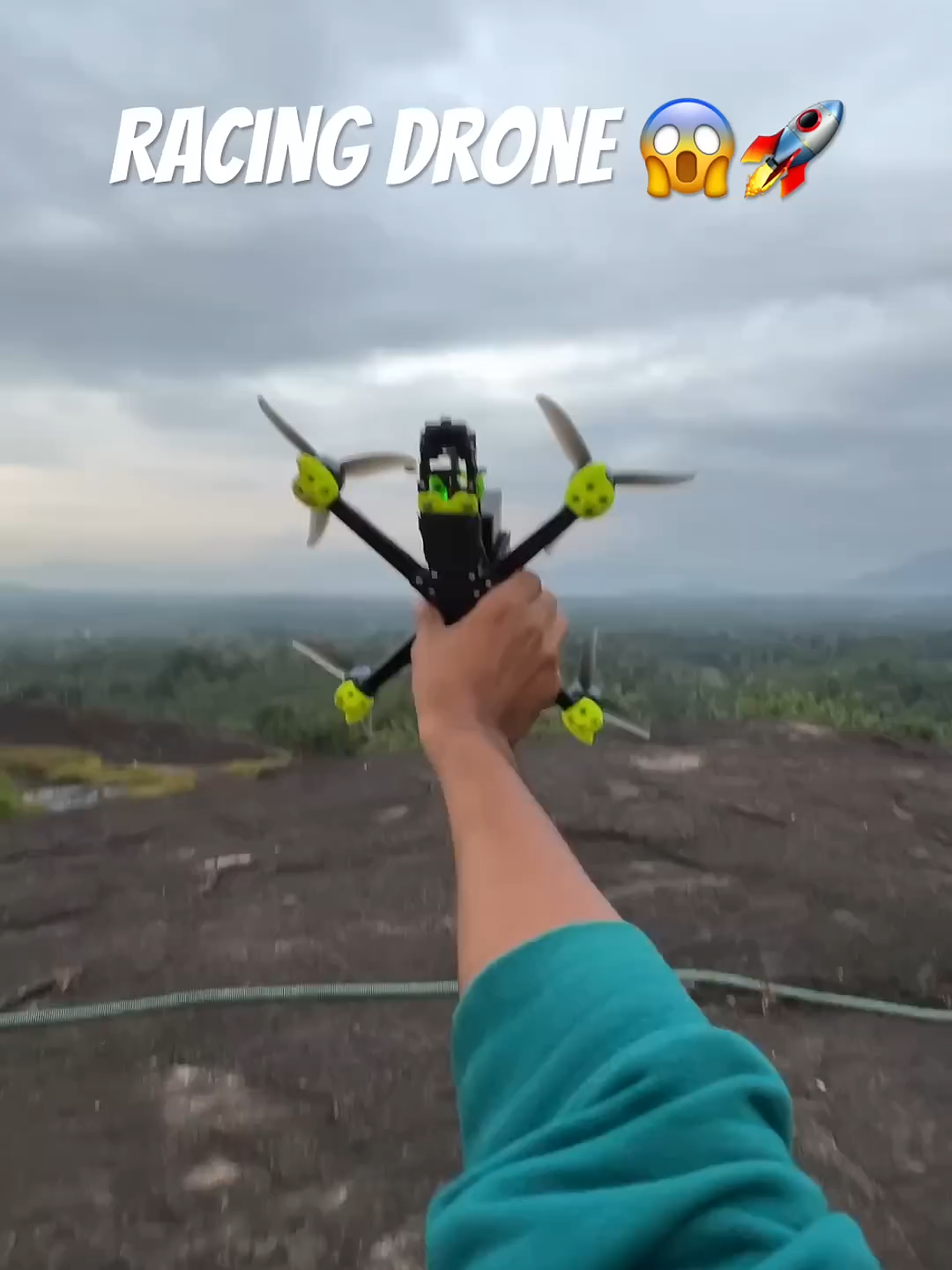 Les drones de course sont fous ! 200 km/h en 1 seconde. : YT/goofyfpv