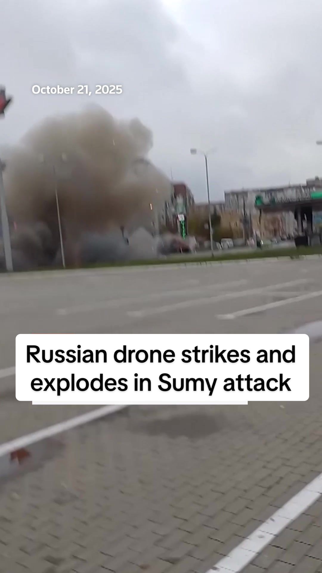 Un drone russe a frappé et explosé près d'un immeuble à Soumy, en Ukraine.