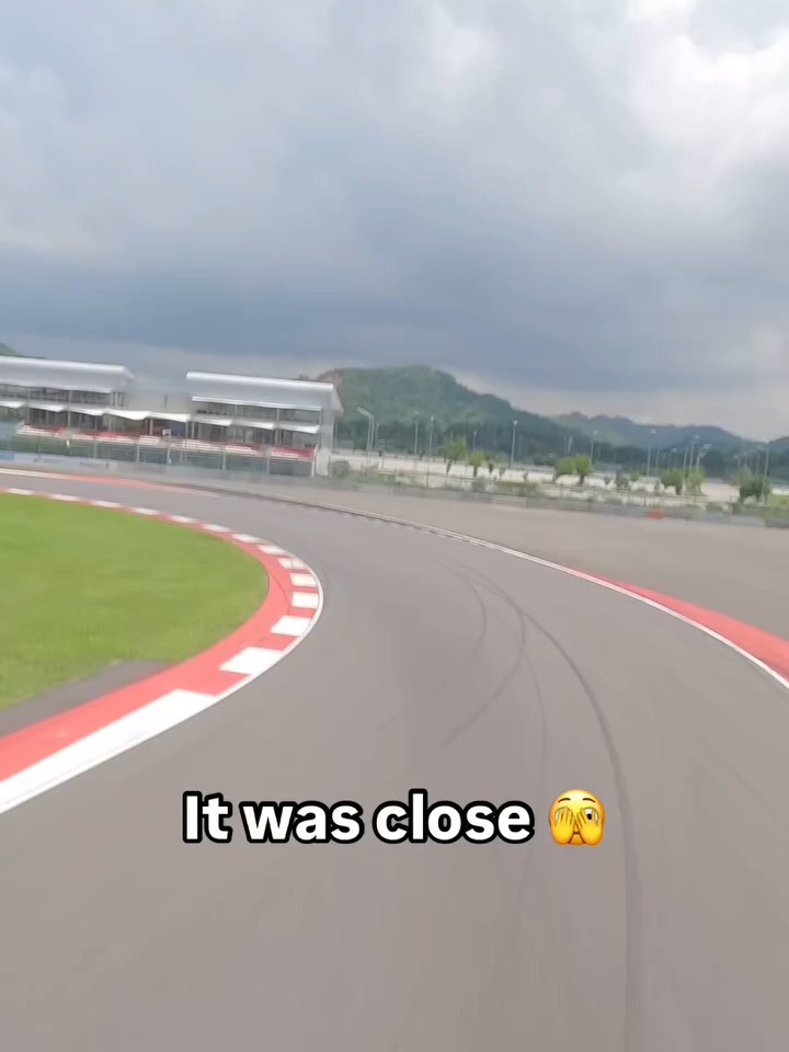 Aura du pilote de drone 9999 via :