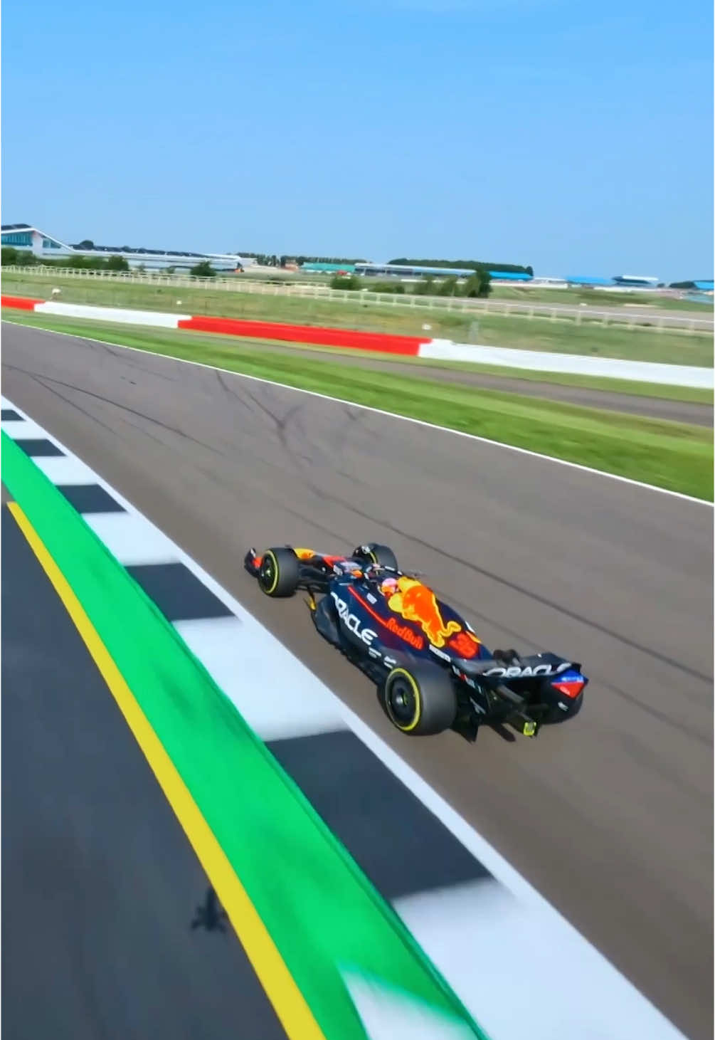 j'essaie de suivre une voiture de F1 autour de Silverstone