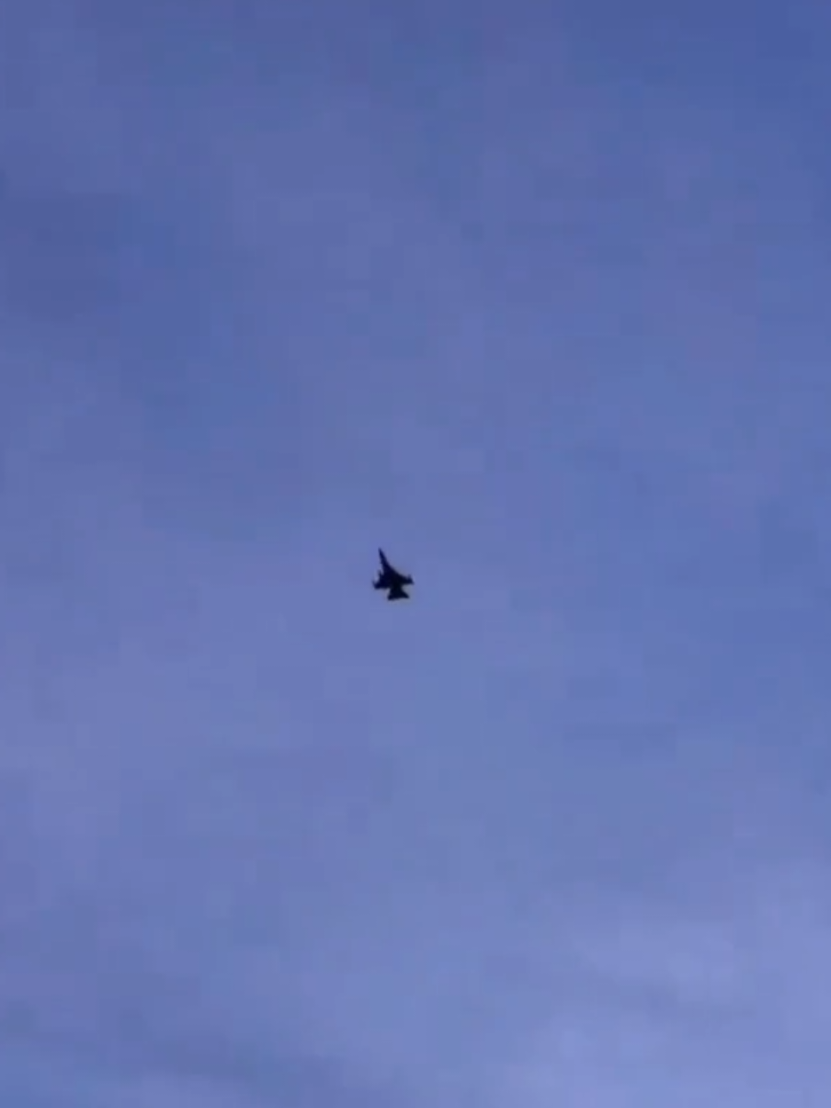 Des images incroyables capturent un chasi F-16AM Fighting Falcon de l'armée de l'air ukrainienne