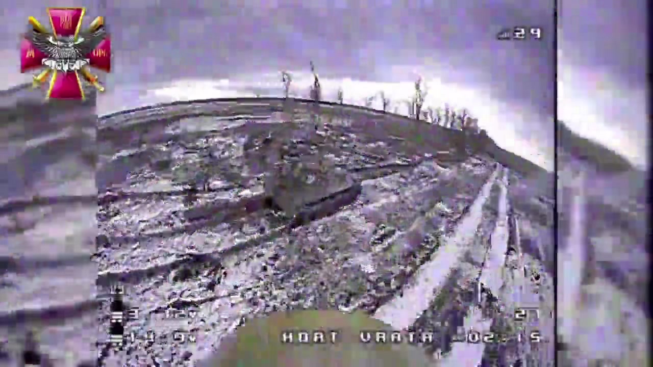 Un drone suicide ukrainien FPV recherchant sa prochaine cible avant de localiser un R
