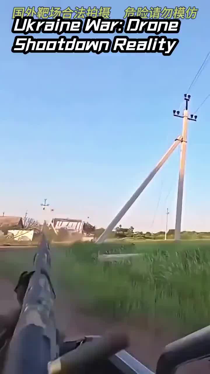 Des images rares de soldats abattant des drones en Ukraine ! Regardez comment ils récupèrent