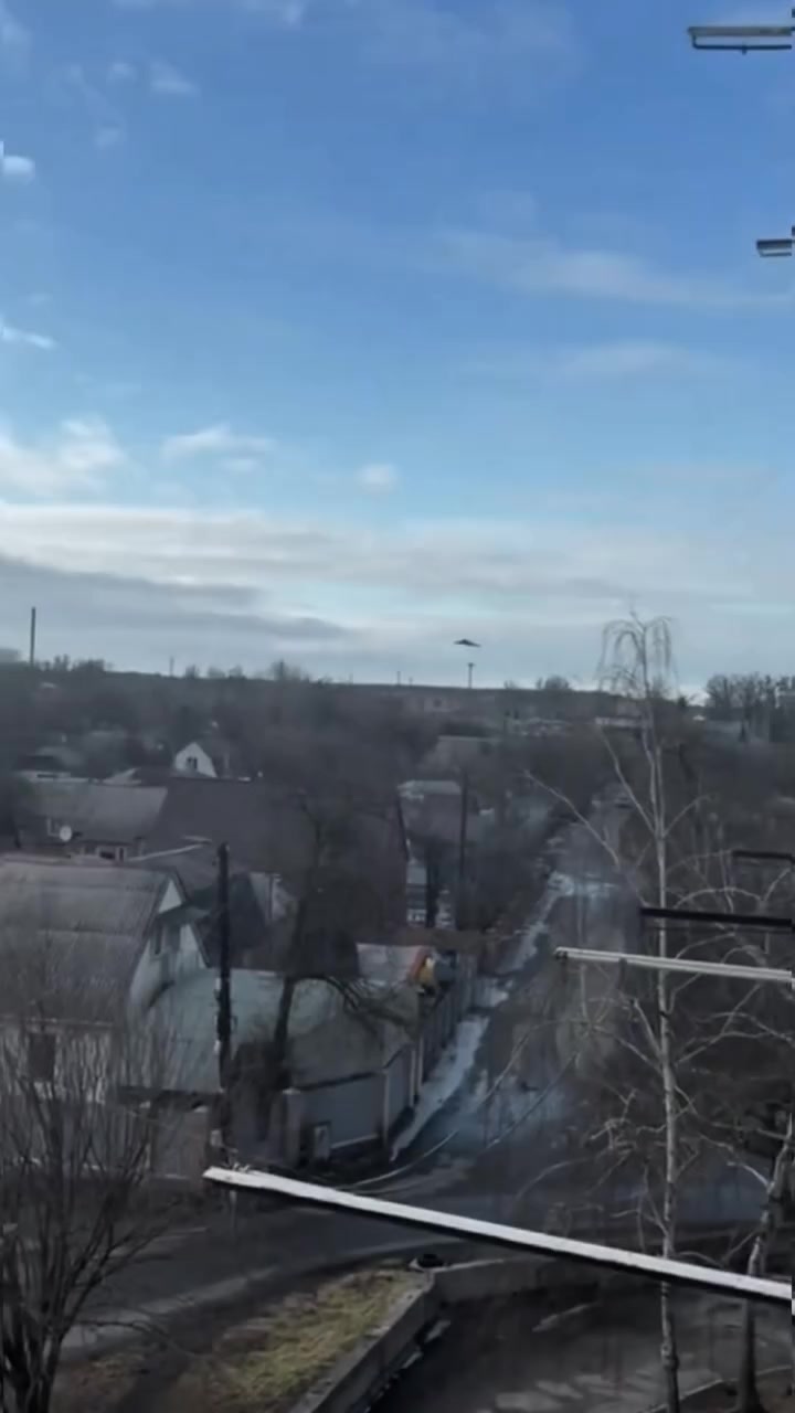 Un drone suicide russe (Geran) survole un immeuble résidentiel à Mirhorod, dans la région de Poltava.