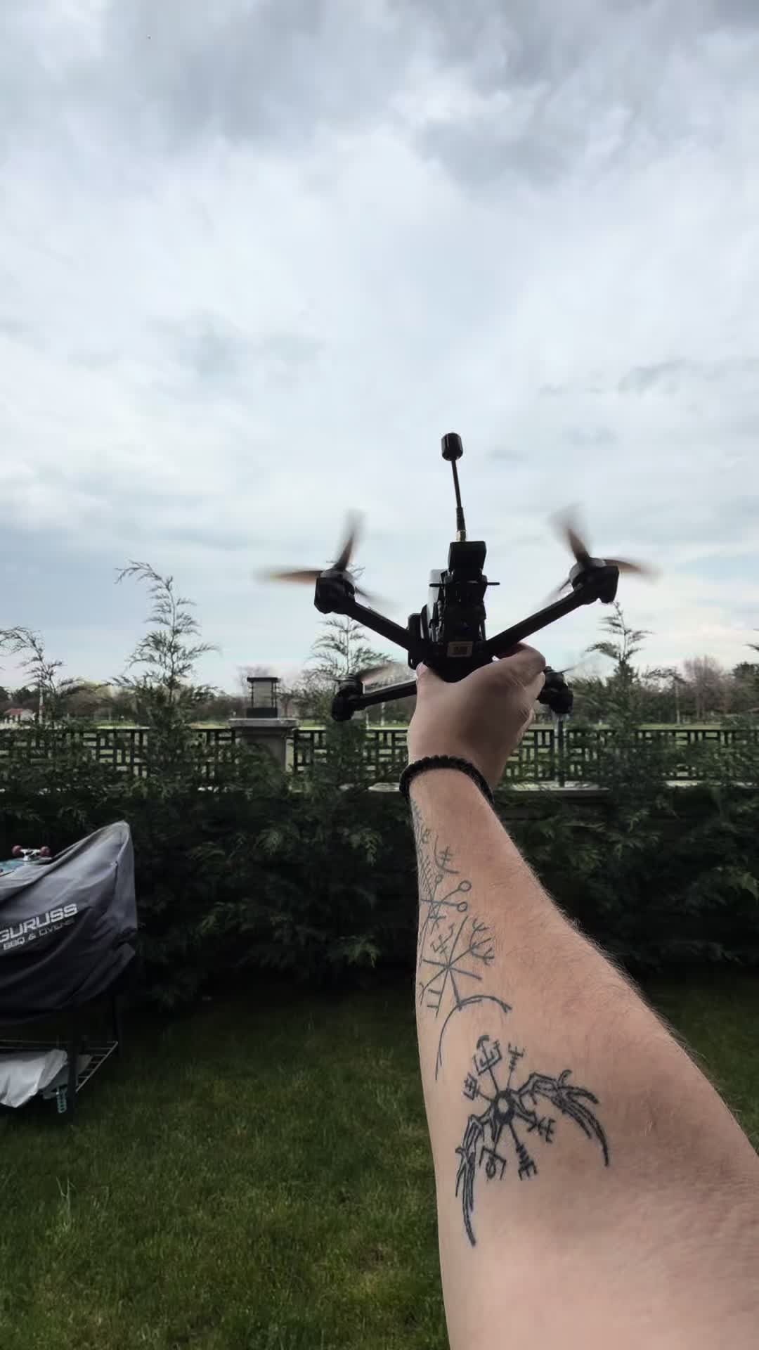 Lancement d'un drone de course " TT/fullsendfpv