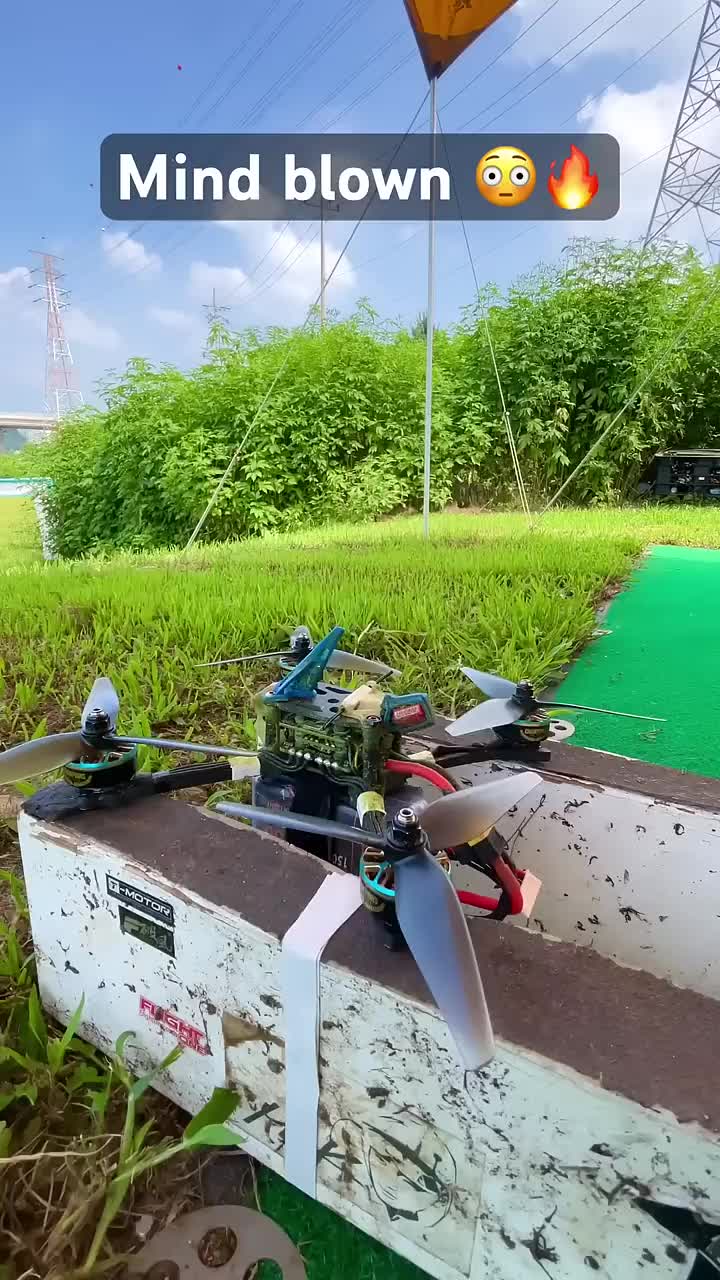 Lancement insensé d'un drone de course FPV (Via: MCKFPV) fpv fpvdrone fpvfreestyle décollage