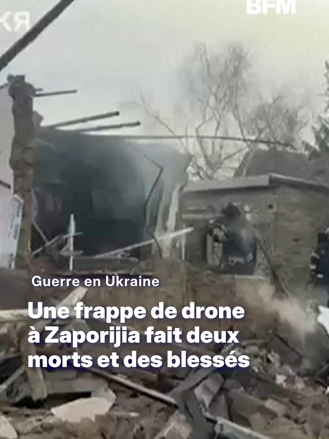 Les services d’urgence ukrainiens sont intervenus sur les lieux d’une frappe de