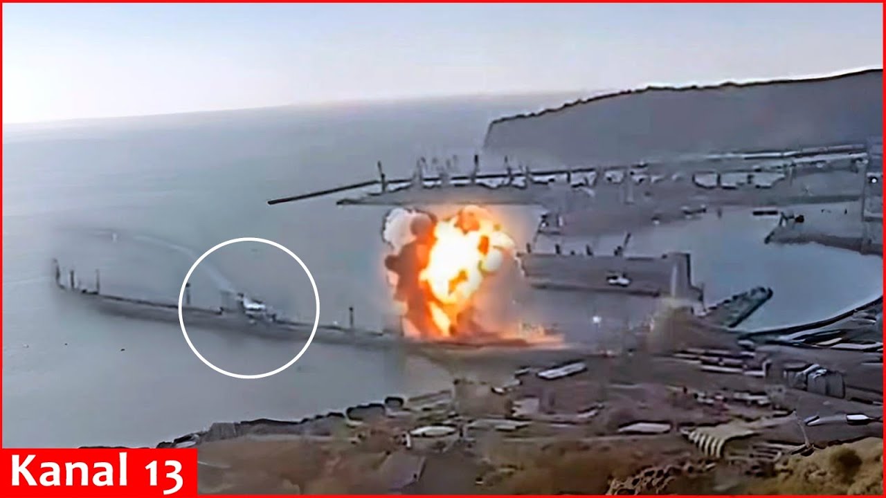 Moment de l'attaque : des drones navals ukrainiens ont frappé le port de Tuapse à Novorossiysk - ...