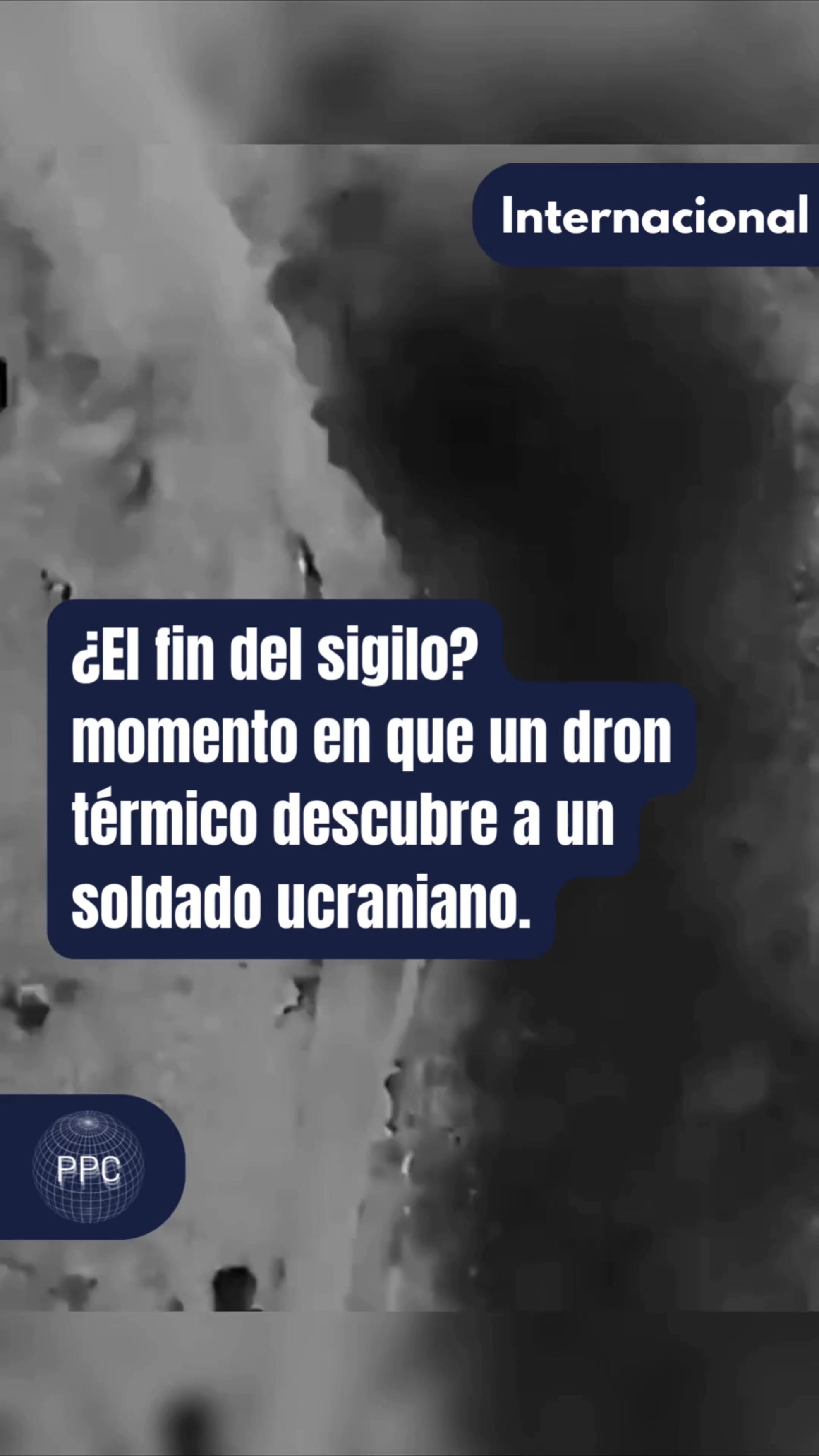 Choquant. Un soldat ukrainien entraîné avance bas et rampe le long du bibelot