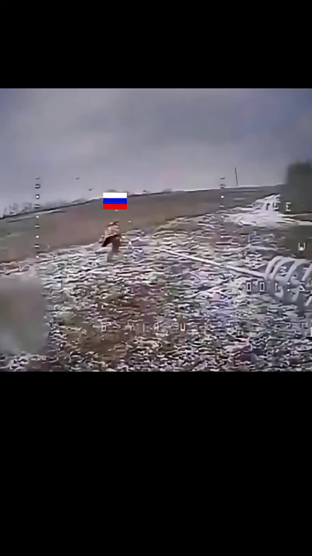 Un soldat russe court se mettre à l’abri à l’approche d’un drone ukrainien FPV.