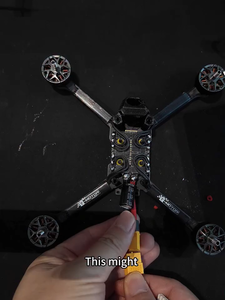 Drone de course 5" Moteurs THOBBY F50. Mini ESC 60A. VTX analogique Pas cher. Rapide. Aggres