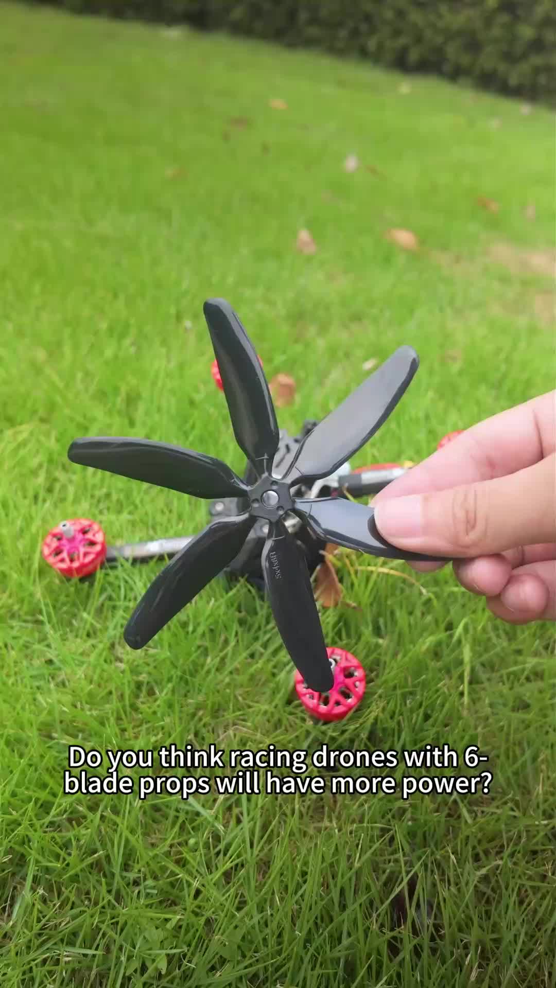 Parlons accessoires. Est-ce que six pales donnent un avantage aux drones de course ? Nous voulons vous entendre