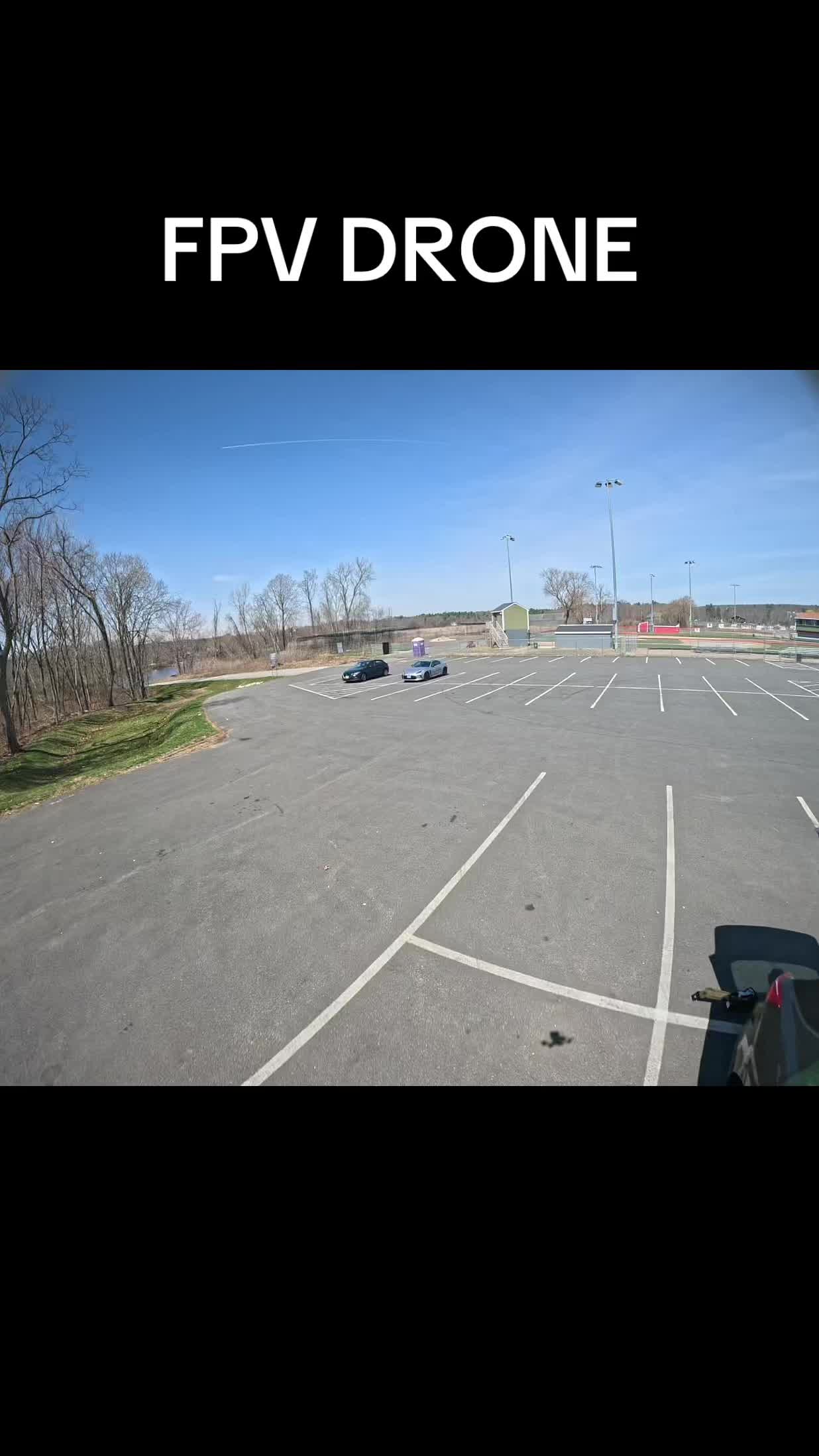 Drone FPV volant dans le parc