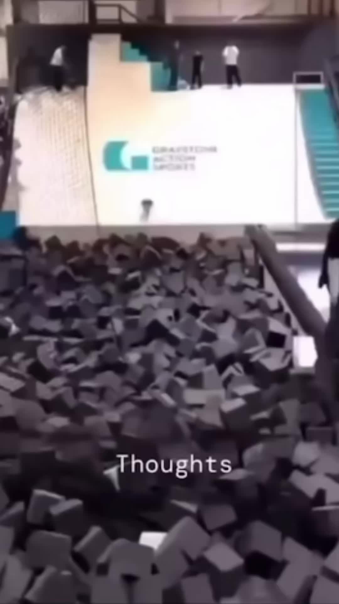 Verrouillé dans la simulation Suivez pour plus de clips de simulateur FPV