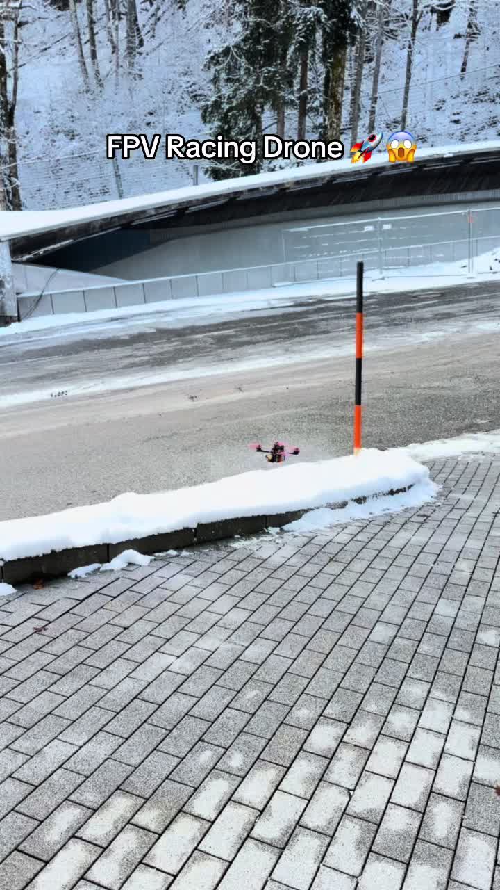 Drone de course FPV s'amusant dans la neige