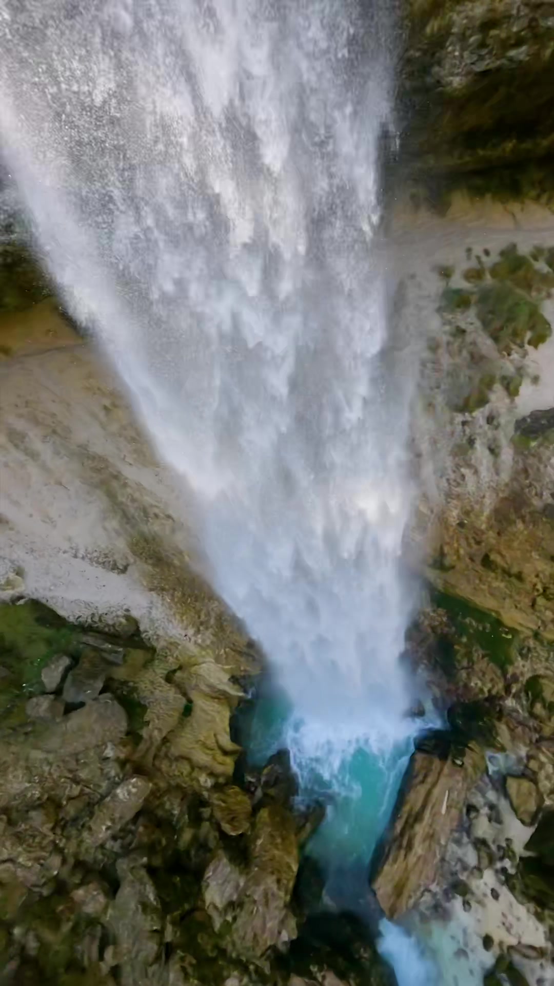 Retour à mon activité préférée j'ai trouvé cette super belle cascade en slovène