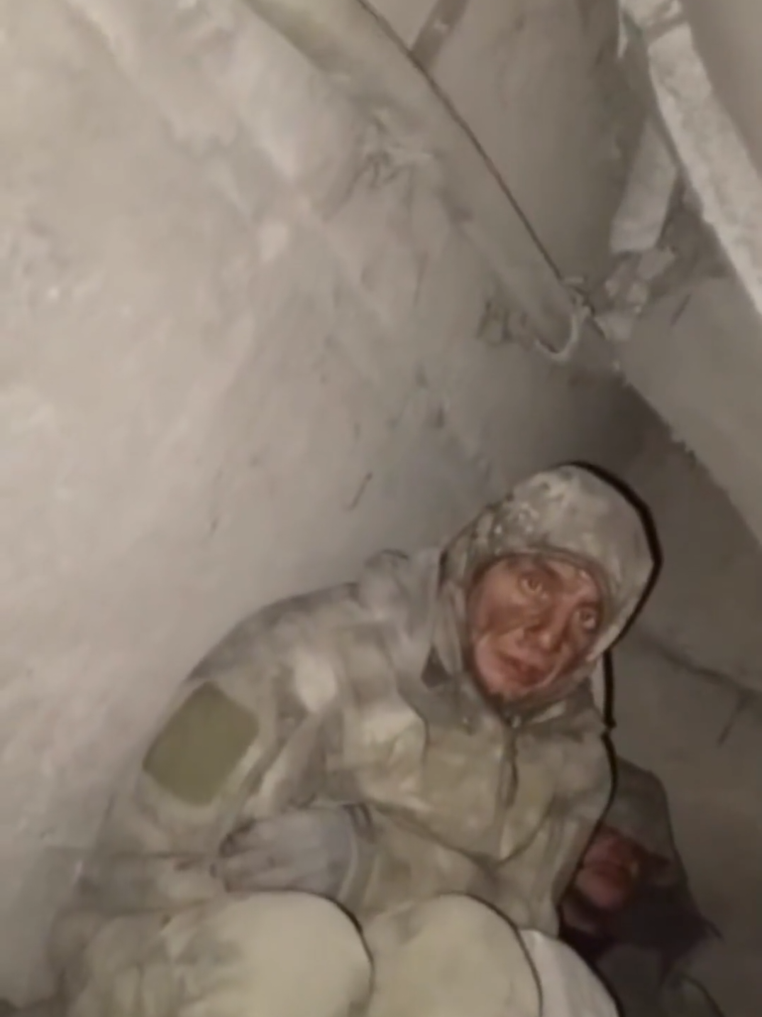 Des soldats russes étaient assis dans le sous-sol d'un immeuble de cinq étages.