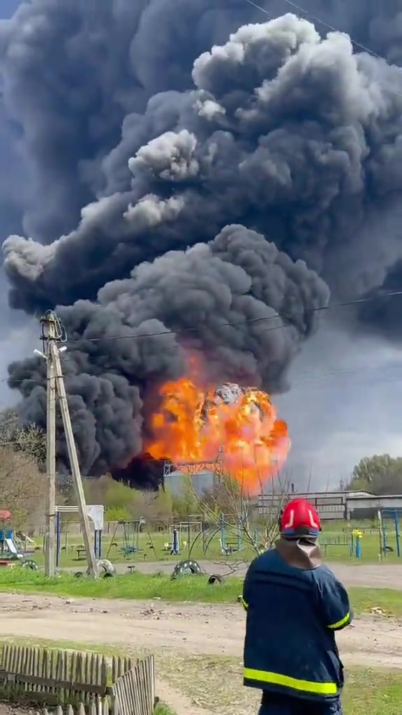 Images d'un incendie dans un dépôt pétrolier de la ville de Zvyagel, dans la région de Jytomyr, après