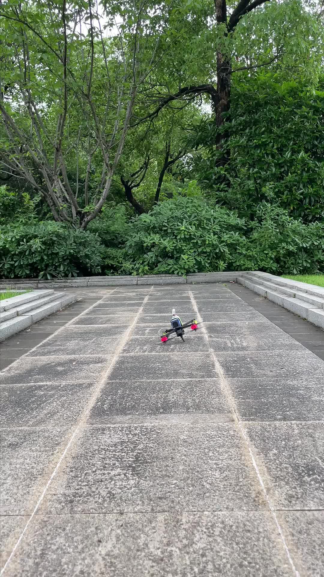Vous êtes-vous déjà demandé pourquoi les drones de course ont cet étrange aileron ? Cela vous soutient lorsque vous
