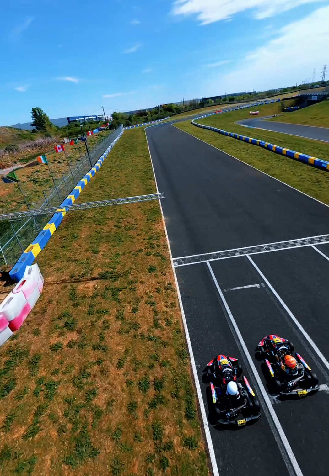 Immersion totale en pleine entraînement. Suivi en drone FPV d’un pilote de kart