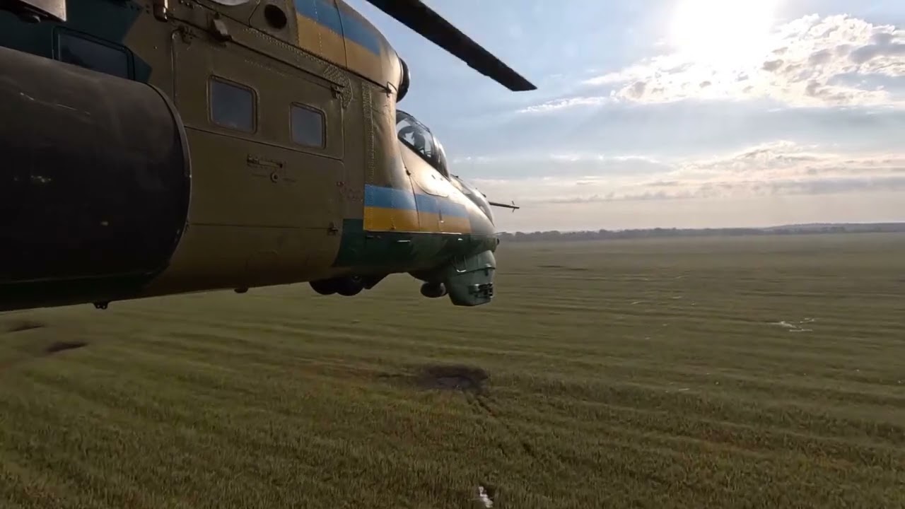 Drohnenkrieg: Ukrainischer Mi-24 Kampfhubschrauber überfliegt Glasfaserfelder