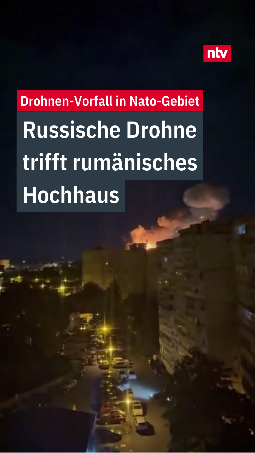 Un immeuble résidentiel dans la ville frontalière roumaine de Galati se dresse après l'impact