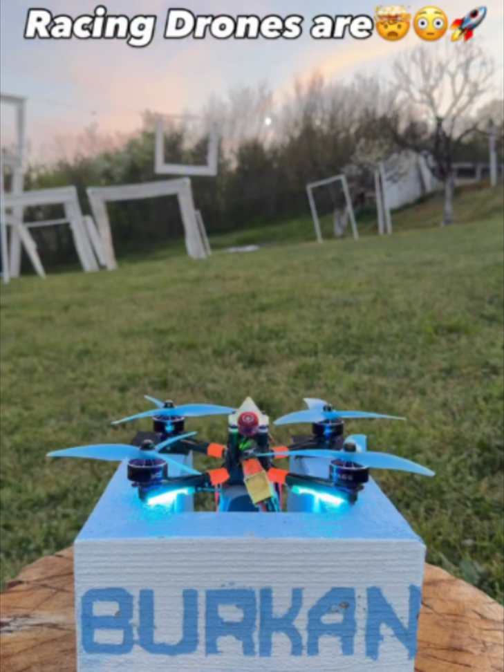 Racing Drones_ Suivez pour plus de contenu sur Drone Racing. :