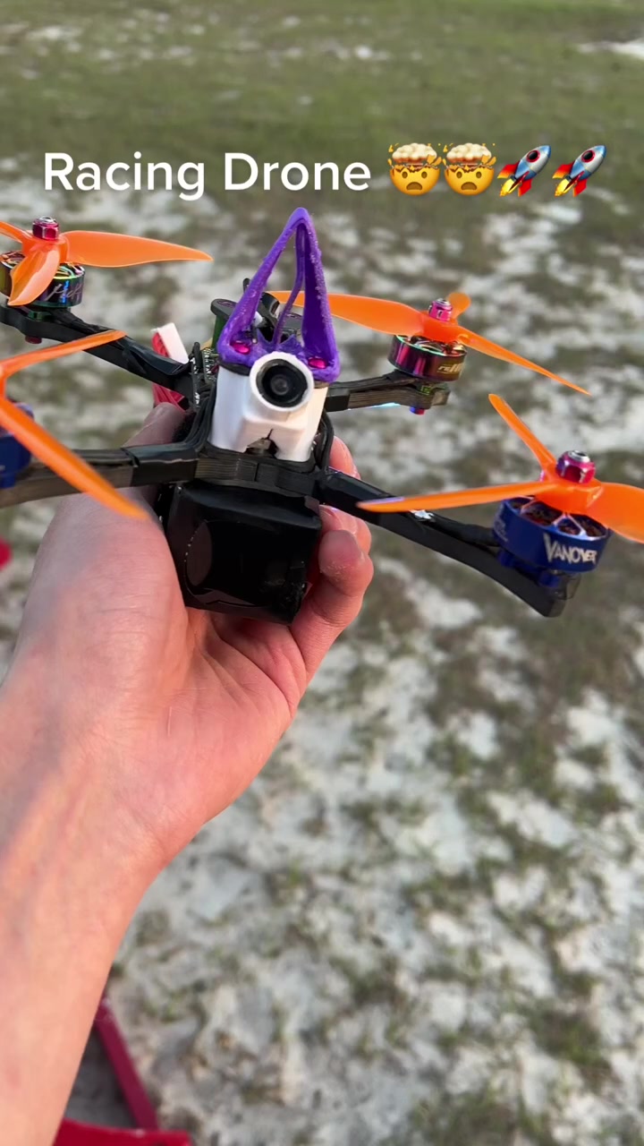 Vitesse. Précision. Adrénaline pure Amener les courses de drones à un autre niveau. Qui est