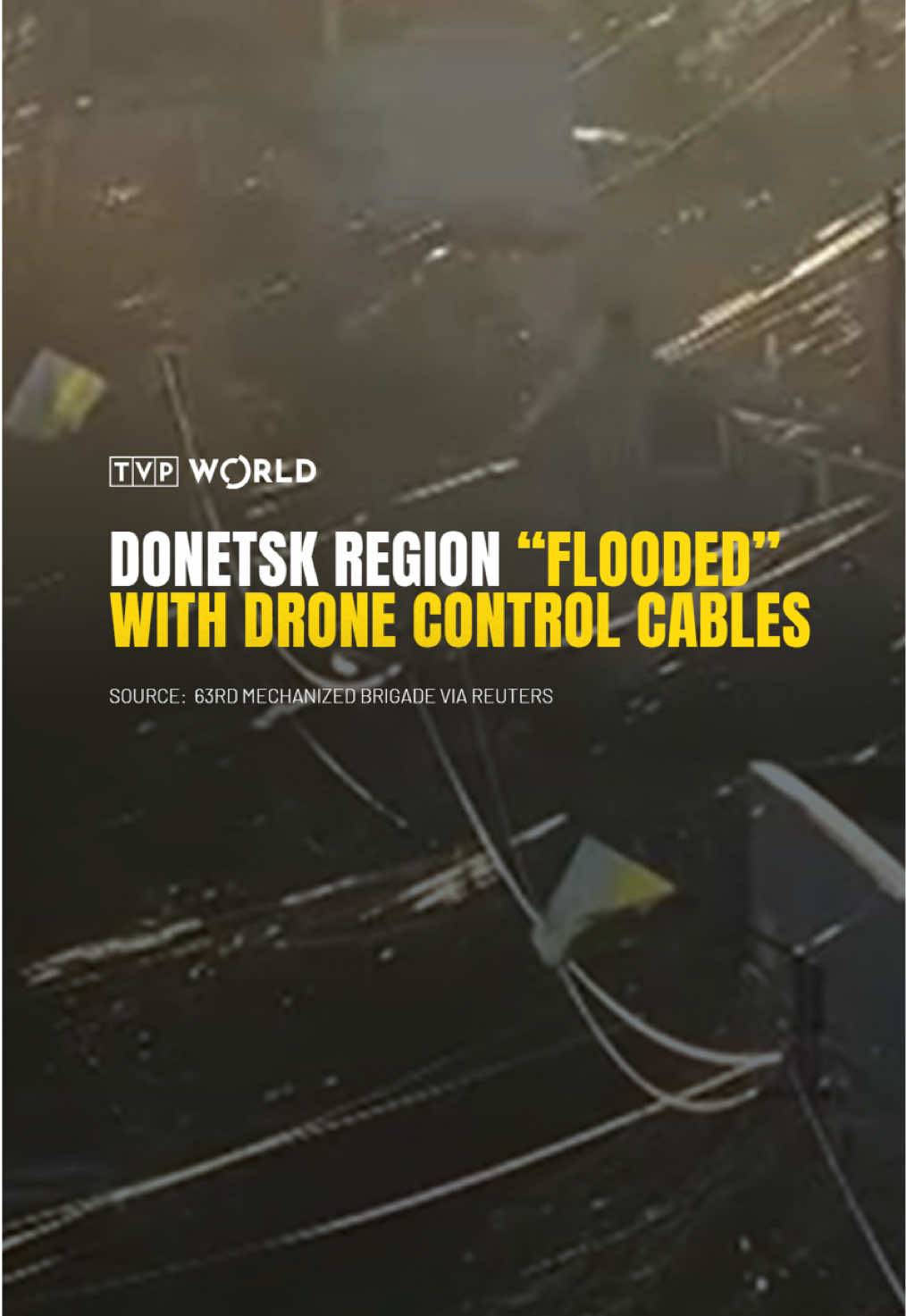 Rues drapées comme des toiles d'araignées sur le front ukrainien de Donetsk, câbles à fibres optiques f