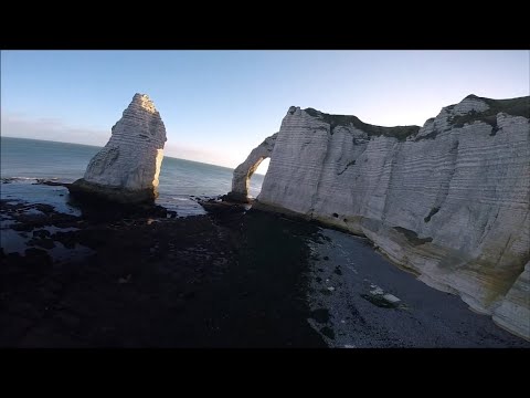 Etretat, les fameuses falaises en drone racer, FPV...