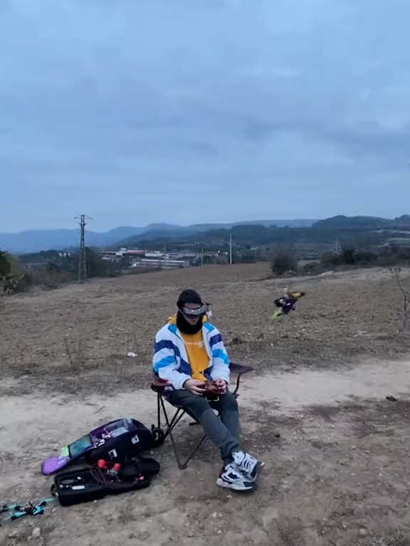 Le drone FPV tourne autour du pilote à pleine vitesse ! Via: