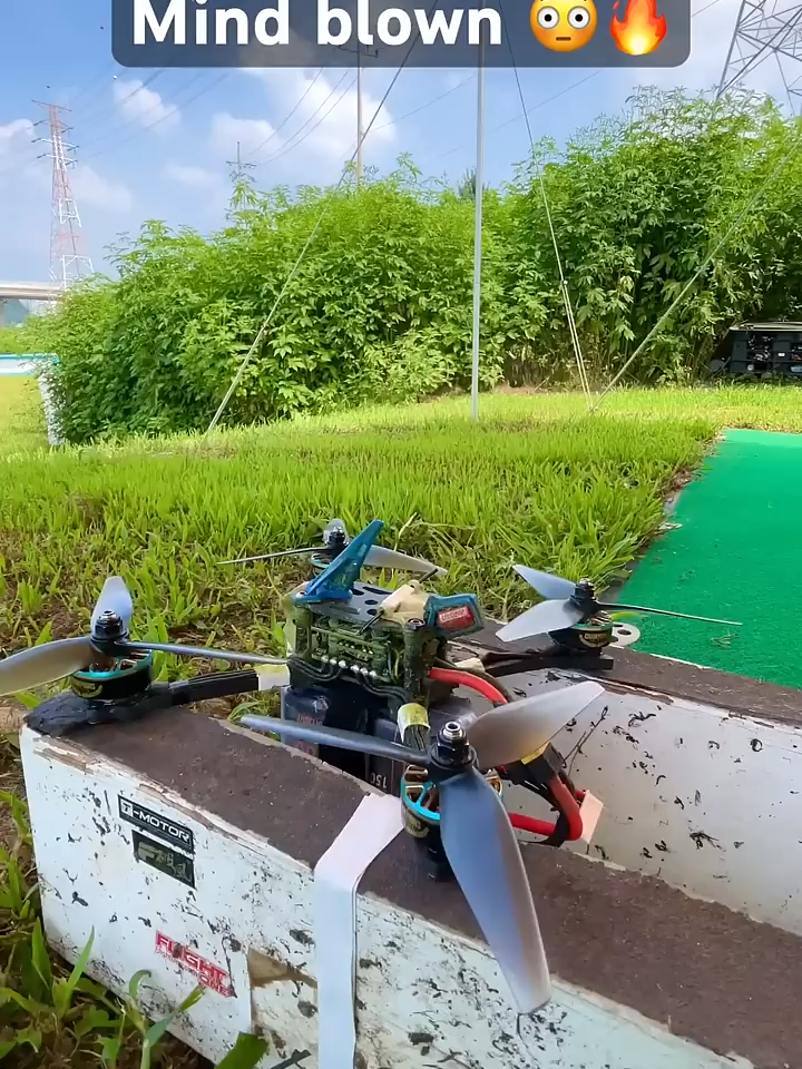 Lancement insensé d'un drone de course FPV (Via : MCKFPV)