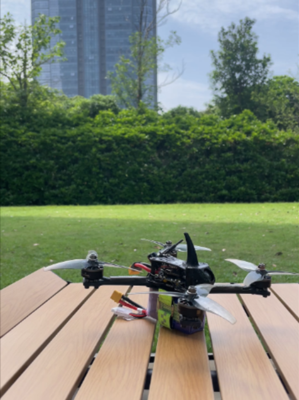 Course ou Freestyle ? 5" FPV expliqué Course ou freestyle ? Volez mieux : appuyez sur profi
