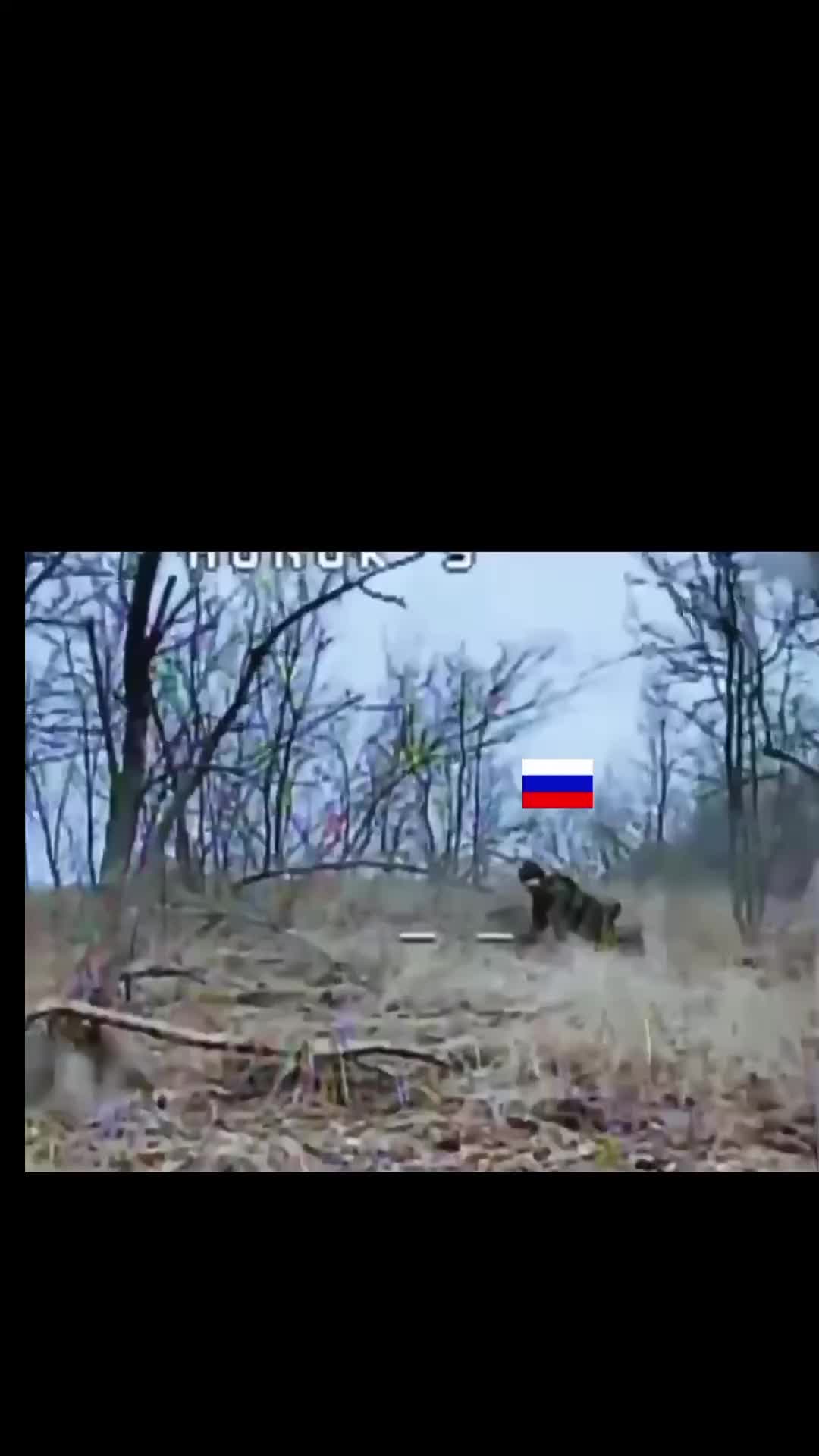 Un soldat russe jette son fusil alors qu'il tente de s'échapper d'un drone FPV