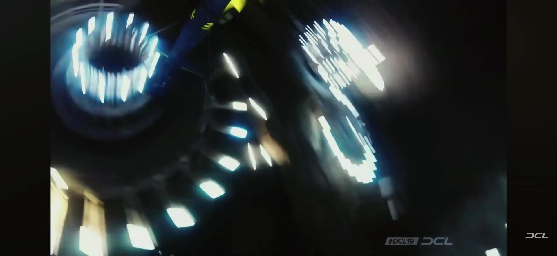Concrètement, comment fonctionnent les courses de drones ? Les pilotes pilotent des drones FPV à travers les portes à 13 heures
