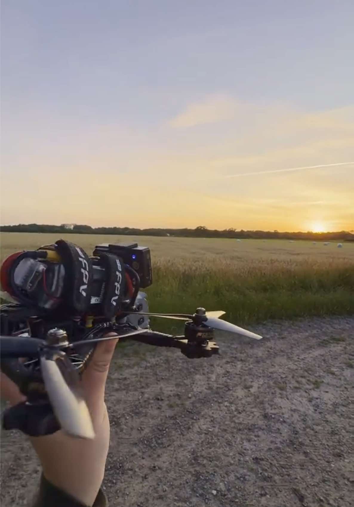 Lancer un drone FPV au coucher du soleil