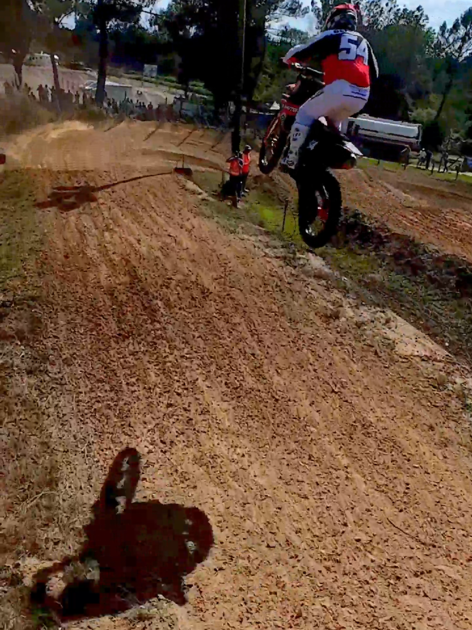 suivi de motocross en drone fpv pendant une course